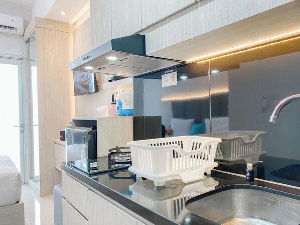 Estudio | Cocina privada | Frigorífico, placa de cocina y arrocera
