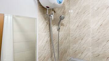 Monolocale | Bagno | Doccia, asciugamani