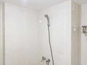 Studio | Bathroom | Shower, towels