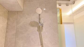 Studio | Kamar mandi | Shower dan handuk