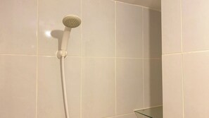 Appartement | Salle de bain | Douche, serviettes fournies