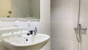 Studio | Bathroom | Shower, towels - Cozy Stay Studio Apartment At Tokyo Riverside Pik 2 (Teluknaga)