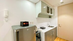 Studio | Private kitchen | Fridge, stovetop, rice cooker - Cozy Stay Studio Apartment At Tokyo Riverside Pik 2 (Teluknaga)
