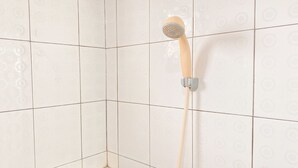 Studio | Kamar mandi
