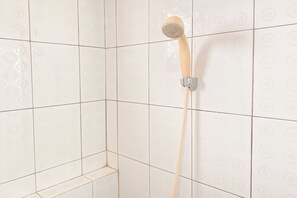 Studio | Kamar mandi | Shower dan handuk