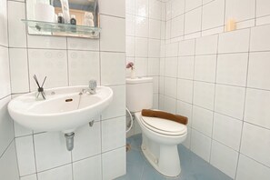 Studio | Bathroom | Shower, towels