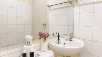 Apartment | Bathroom | Shower, towels