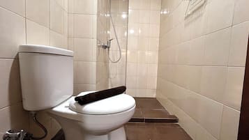 Apartemen | Kamar mandi | Shower dan handuk