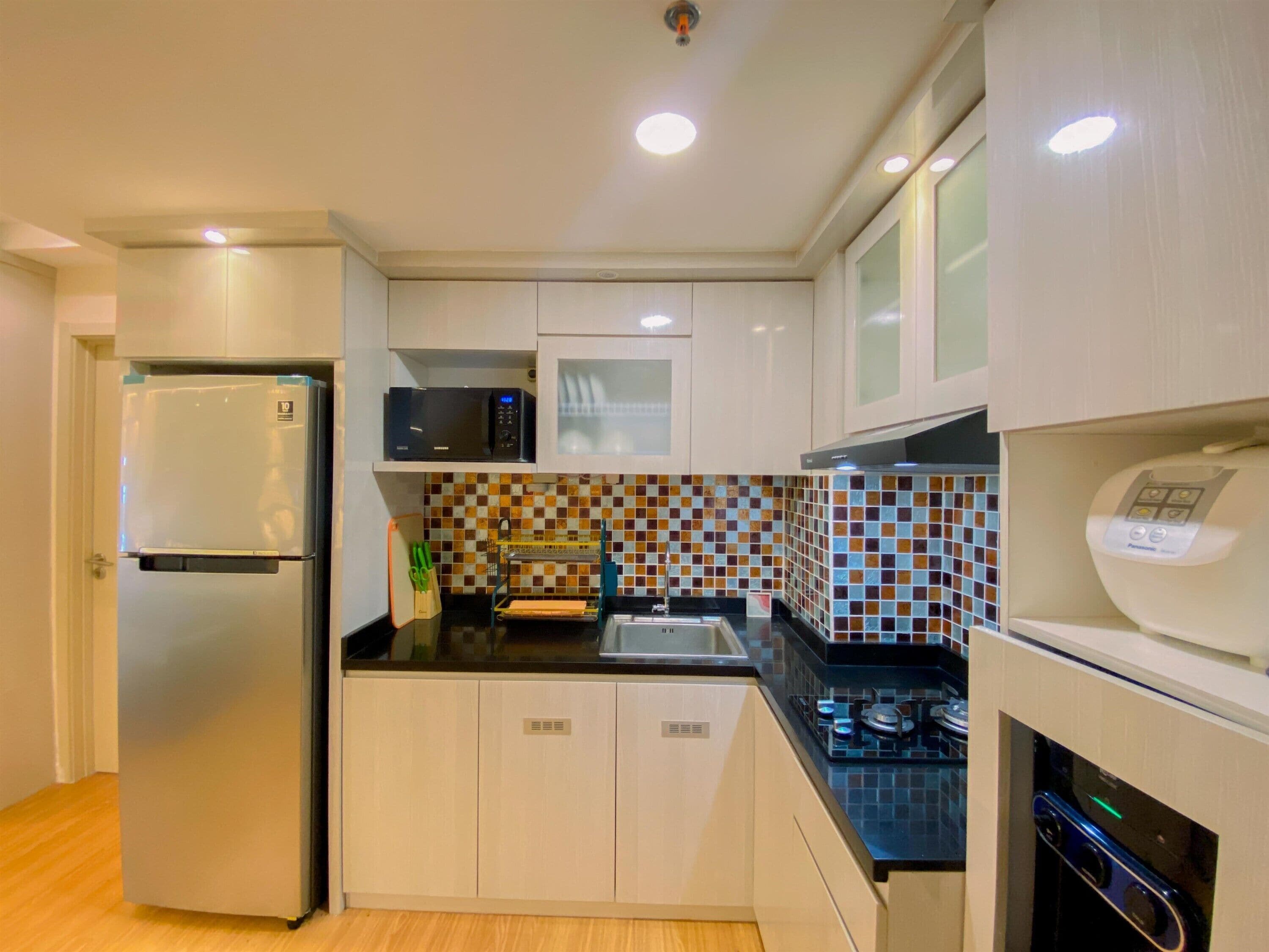 Departamento | Cocina privada | Refrigerador, microondas, parrilla de estufa y arrocera 