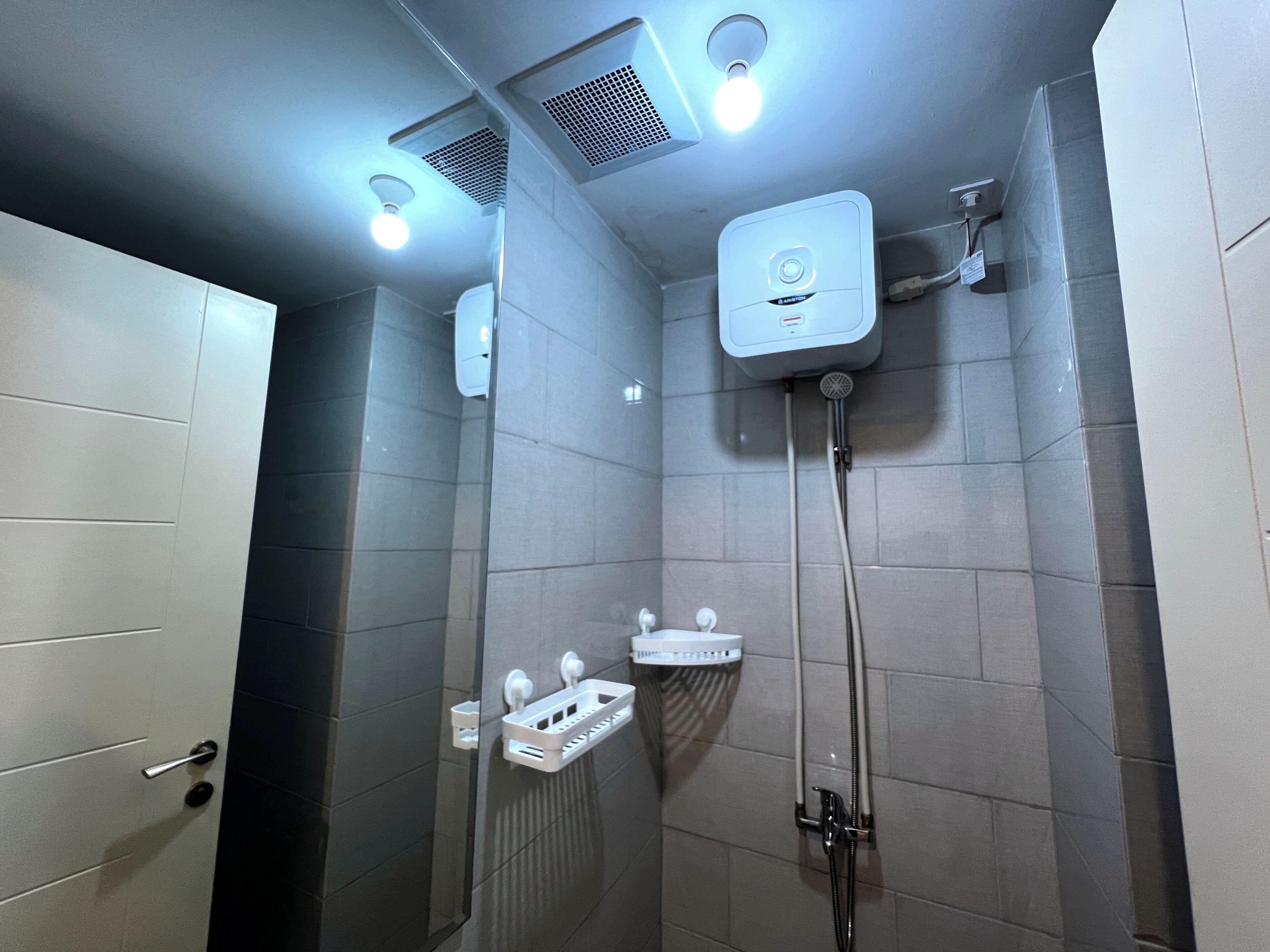 Estudio | Baño | Regadera y toallas 