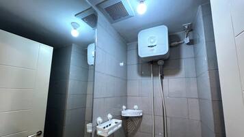 Estudio | Baño | Regadera y toallas
