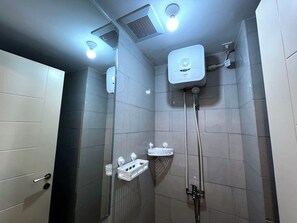 Studio | Bathroom | Shower, towels