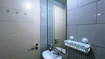 Studio | Bathroom | Shower, towels