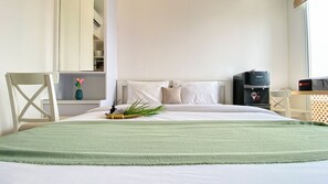 Studio | Desk - Restful Studio Apartment At Tokyo Riverside Pik 2 (Teluknaga)