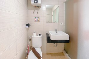 Apartment | Bathroom | Shower, towels - Homey 3Br With Pool View At Gateway Pasteur Apartment (Cimahi)