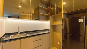 Appartement | Privékeuken | Een koelkast, een kookplaat, een rijstkoker, eettafels