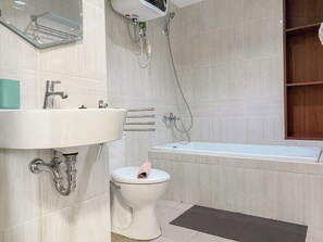 Apartment | Badezimmer | Badewanne und Dusche (separat), Handtücher