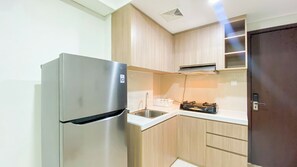 Fridge, stovetop, rice cooker - Comfort And Simply Look Studio Daan Mogot City Apartment (Jakarta)