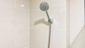 Estudio | Baño | Regadera y toallas 