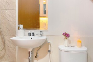 Estudio | Baño | Ducha y toallas