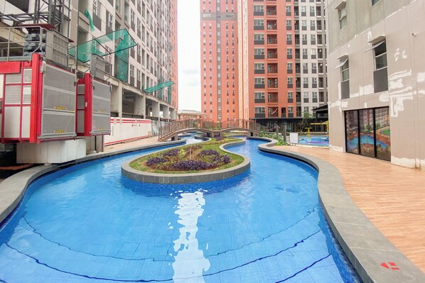 Outdoor pool - Studio At Transpark Juanda Bekasi Timur Apartment (Bekasi)