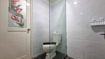 Studio | Bathroom | Shower, towels