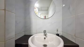 Estudio | Baño | Regadera y toallas