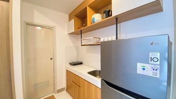 Fridge, stovetop, rice cooker, dining tables
