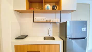 Apartamento | Cozinha privada | Geladeira, cooktop, panela elétrica de arroz, mesas de jantar