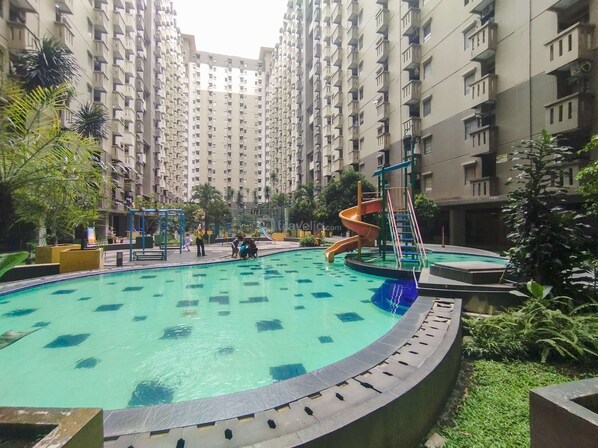 Outdoor pool - Good Place And Cozy 2Br Apartment At Gateway Ahmad Yani Cicadas (Bandung)