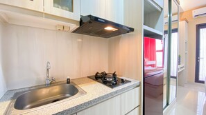 Estudi | Cuina privada | Frigorífic, placa de cuina i arrossera
