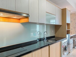 Stúdió | Privát konyha | Hűtőszekrény, mikrohullámú sütő, főzőlap és elektromos vízforraló