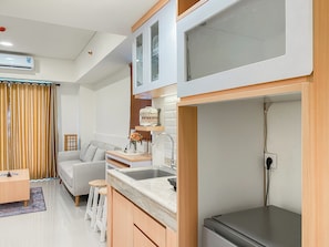 Departamento | Cocina privada | Refrigerador, parrilla de estufa, arrocera y comedor 