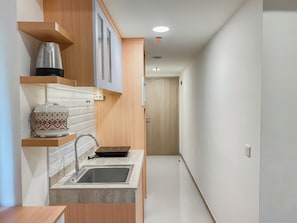 Departamento | Cocina privada | Refrigerador, parrilla de estufa, arrocera y comedor 