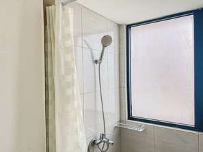 Căn hộ | Phòng tắm | Buồng tắm vòi sen, khăn tắm 