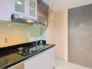 Estudio | Cocina privada | Frigorífico, placa de cocina y arrocera