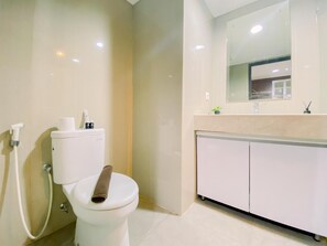 Studio | Bathroom | Shower, towels - Homey And Comfy Studio H Residence Apartment (Jakarta)