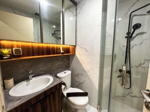 Apartment | Badezimmer | Dusche, Handtücher