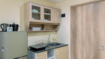 Apartemen | Dapur pribadi | Lemari es, kompor, penanak nasi, dan meja makan