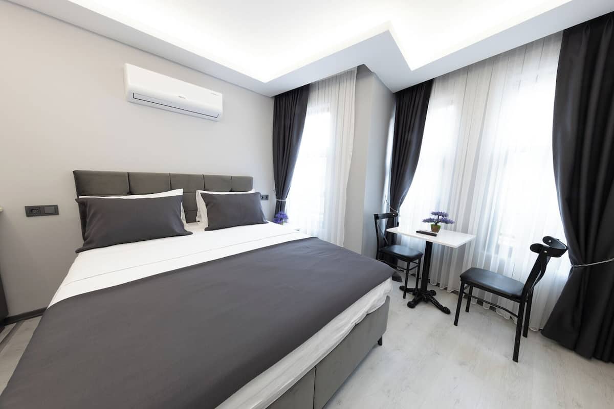 Deluxe-Zimmer, 1 Queen-Bett | 1 Schlafzimmer, Minibar, Zimmersafe, individuell eingerichtet