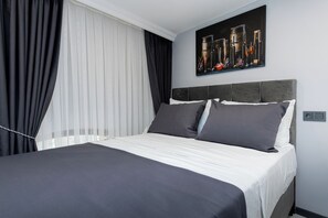 エコノミールーム | バスルーム | シャワー、バスアメニティ (無料)、ヘアドライヤー、スリッパ