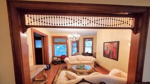 Ein gemütliches Wohnzimmer mit einer Couch, einem Couchtisch und einer Deckenleuchte.