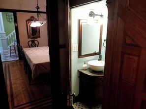 6 habitaciones, tabla de planchar con plancha, wifi y ropa de cama