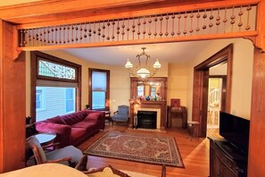 Smart TV - Classic Victorian with modern amenities in the heart of Downtown Milwaukee (Milwaukee)