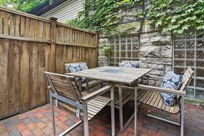 Outdoor dining - Classic Victorian with modern amenities in the heart of Downtown Milwaukee (Milwaukee)