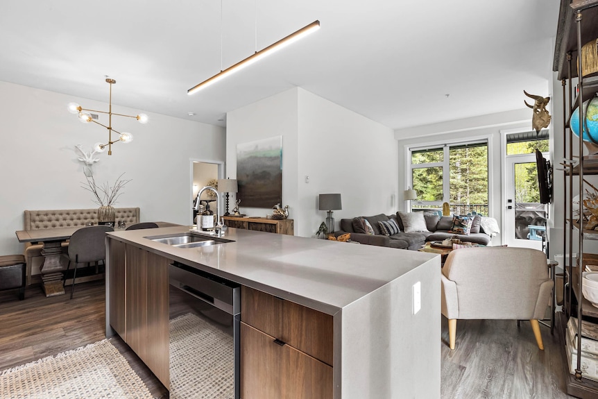 Beautiful & Modern Condo, Ski-in Ski-out - Sun Peaks