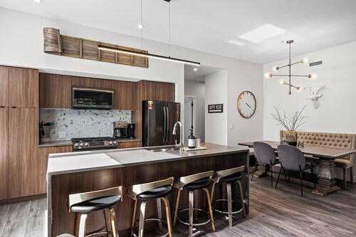 Beautiful & Modern Condo, Ski-In Ski-Out