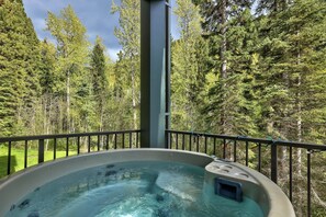 Outdoor spa tub - Beautiful & Modern Condo, Ski-In Ski-Out (Sun Peaks)