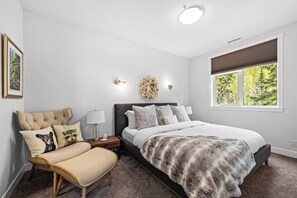 3 bedrooms, iron/ironing board, free WiFi, bed sheets - Beautiful & Modern Condo, Ski-In Ski-Out (Sun Peaks)