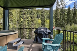 Outdoor spa tub - Beautiful & Modern Condo, Ski-In Ski-Out (Sun Peaks)